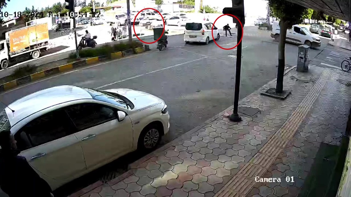 Trafik Tartışması Kötü Sonla Bitiyordu: Araç İki Kişiyi Ezme Girişiminde Bulundu