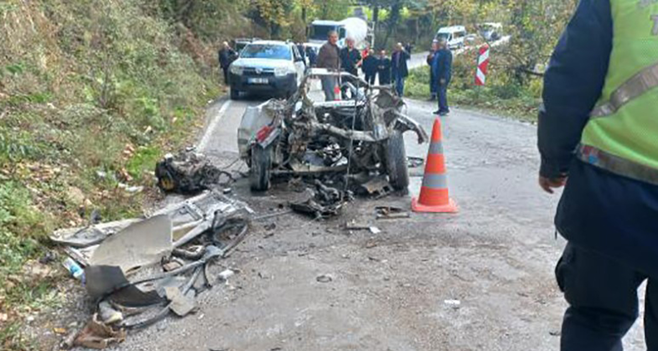 Türkeli’de Feci Kaza: Fiat Tofaş Hurdaya Döndü, 3 Yaralı