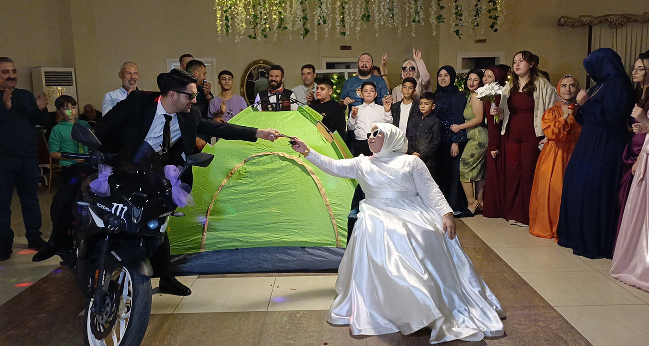 Adana’da Bir Çift Düğün Salonunu Kamp Alanına Dönüştürdü