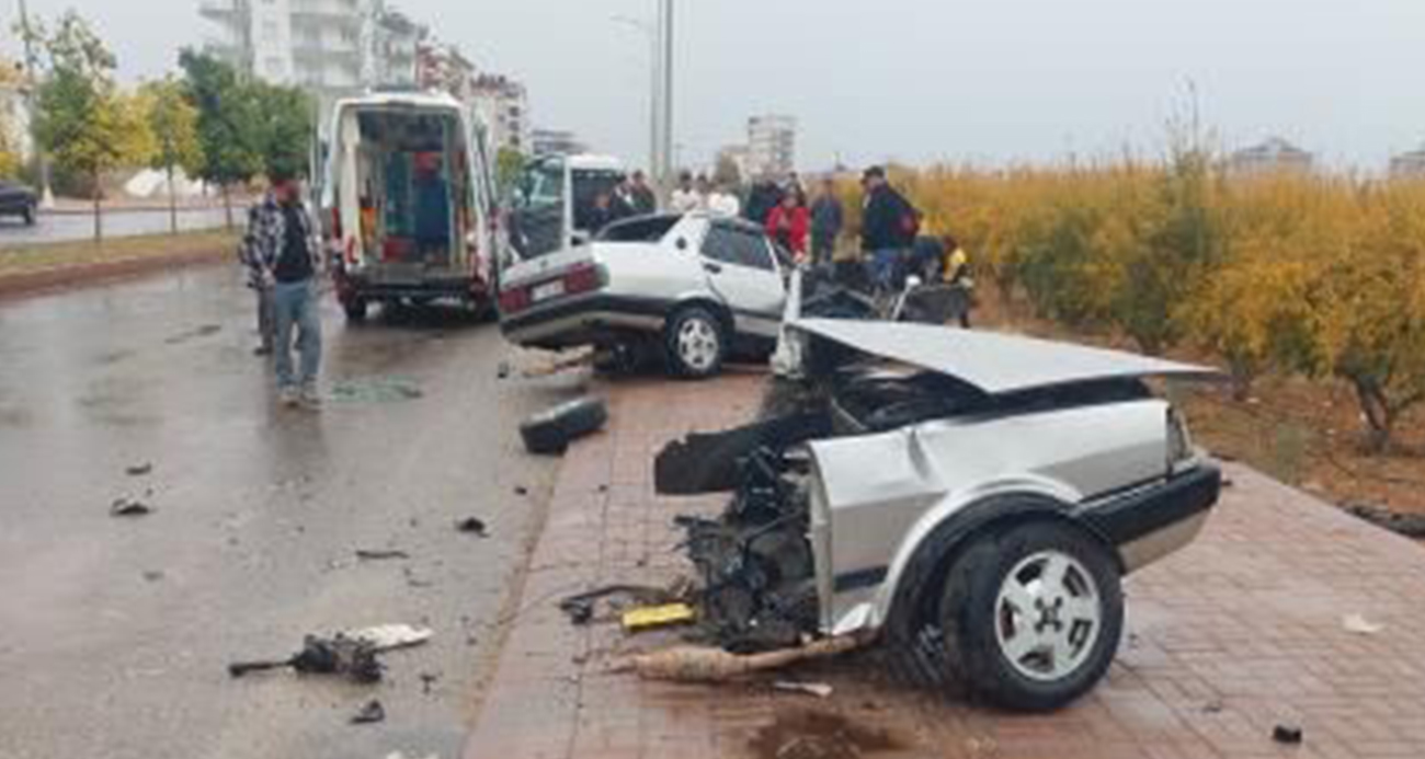 Antalya’da Trafik Kazası: Otomobil Direğe Çarparak İkiye Bölündü