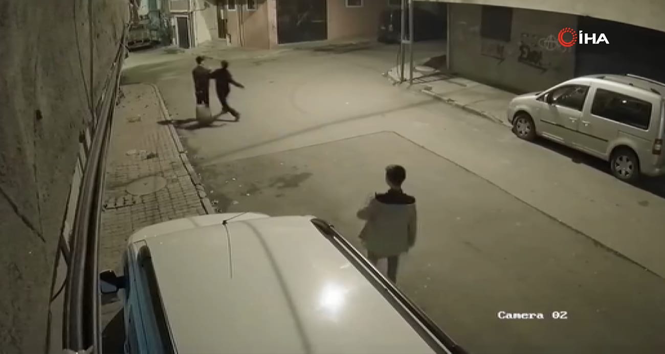 Avcılar’da Genç Bir Çocuğa Sokakta Ani Yumruklu Saldırı