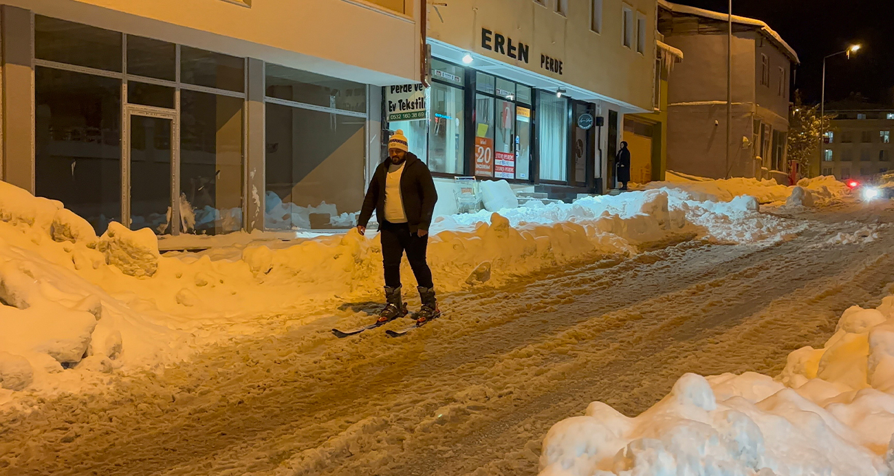 Bayburt’ta Kar Üstünde Kayak Keyfi: Caddeler Kayak Pistine Dönüştü