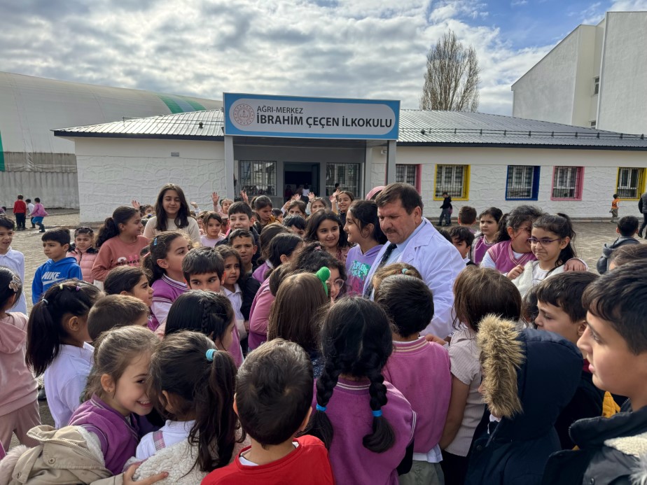 Bir Öğretmenlik Devri Daha Sona Erdi: Önlük Kızına Devredildi