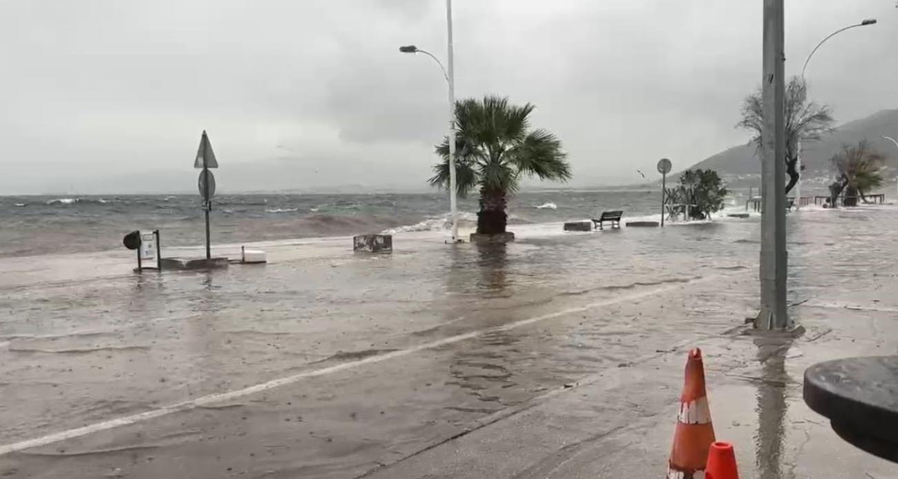 Bursa’da Fırtına Sahilleri Vurdu, Caddeler Sular Altında Kaldı