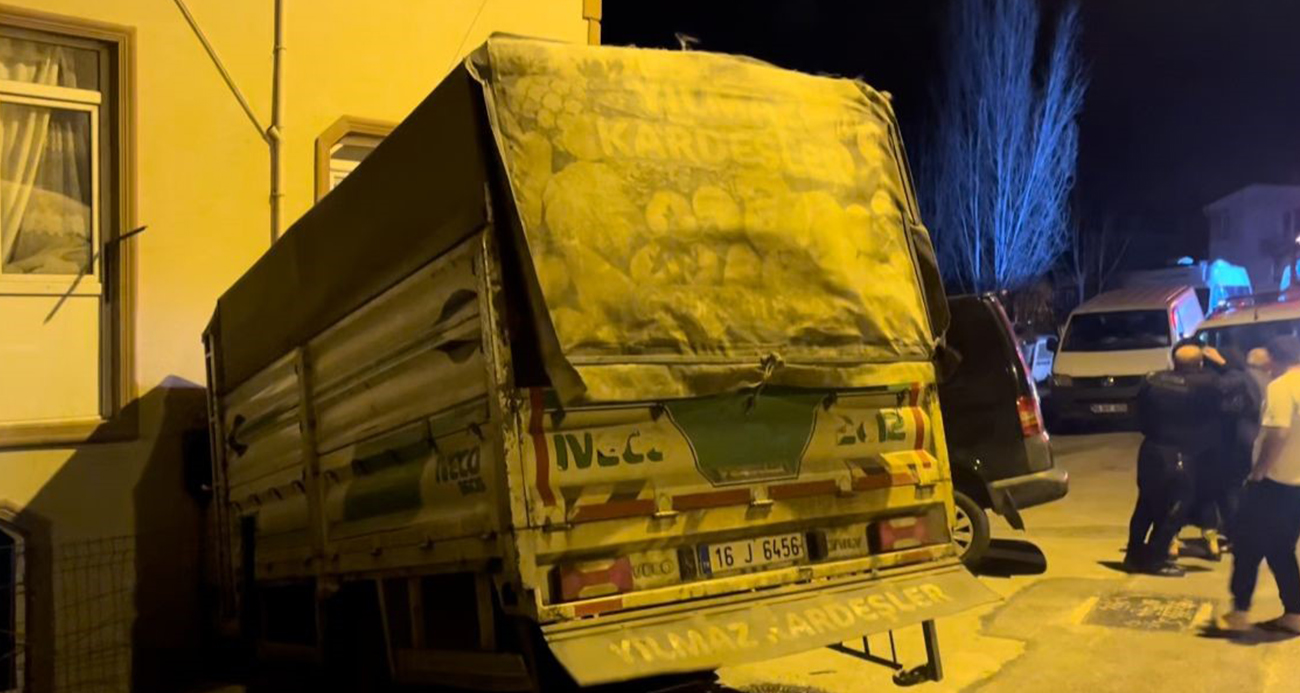 Bursa’da Lodosun Şiddetiyle Kamyonet Bir Eve Girdi