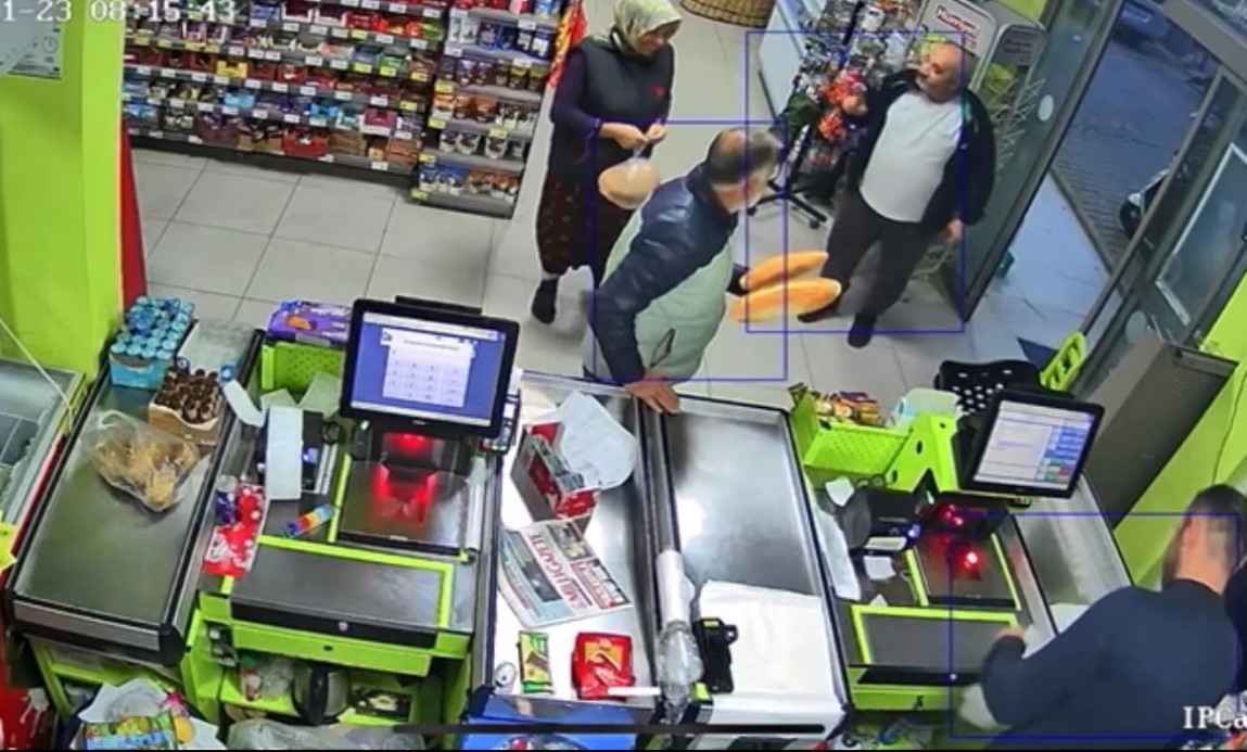 Çamurlu Ayakkabılarını Market Dışında Bırakıp Çorapla Alışveriş Yapan Kadın