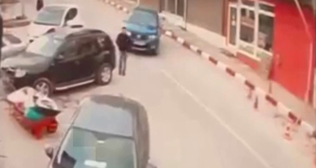 Domaniç’te Kontrolsüz Araç Dehşeti: Yayaya ve Park Halindeki Araçlara Çarptı