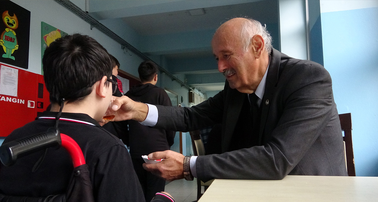 Emekli Öğretmen Torununa ve Diğer Öğrencilere İlham Kaynağı Oluyor