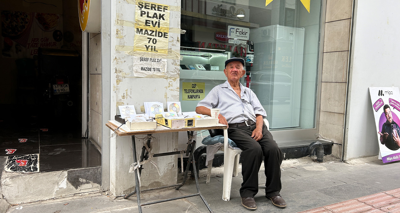 Hatay’da 90 Yaşındaki Şerafettin Amca, Yarım Asrı Aşkın Süredir Plak Satışı Yapıyor