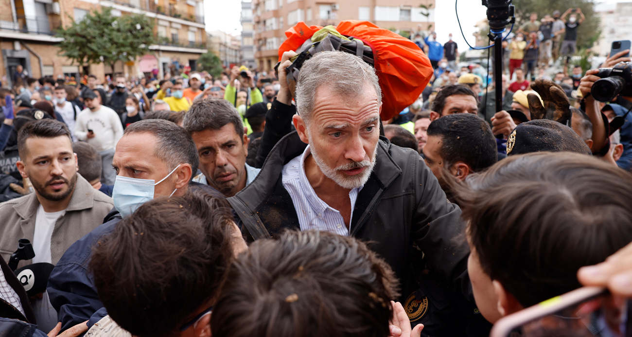 İspanya’da Kral Felipe ve Başbakan Sanchez’e Çamurlu Protesto