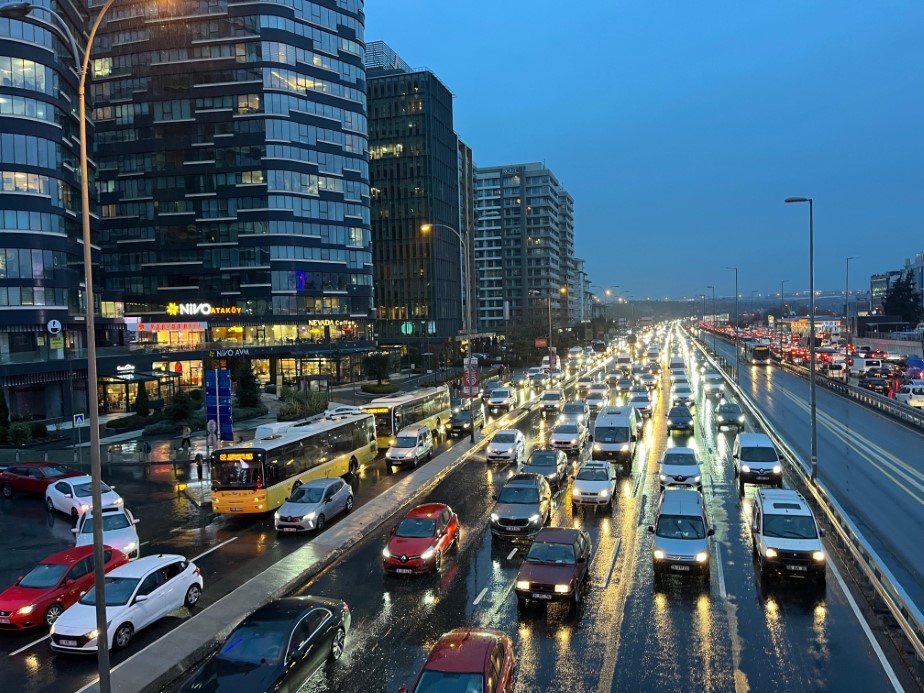 İstanbul’da Yoğun Trafik Mesai Saatinin Bitimiyle Zirve Yaptı
