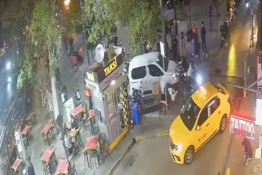 İzmir’de Polis Takibinde Çılgın Kovalamaca: Park Halindeki Motosikletler Ezildi