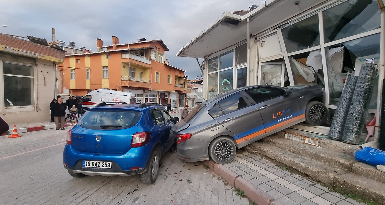Kontrolden Çıkan Araç Depoya Daldı: Yayaya ve Park Halindeki Araçlara Çarptı