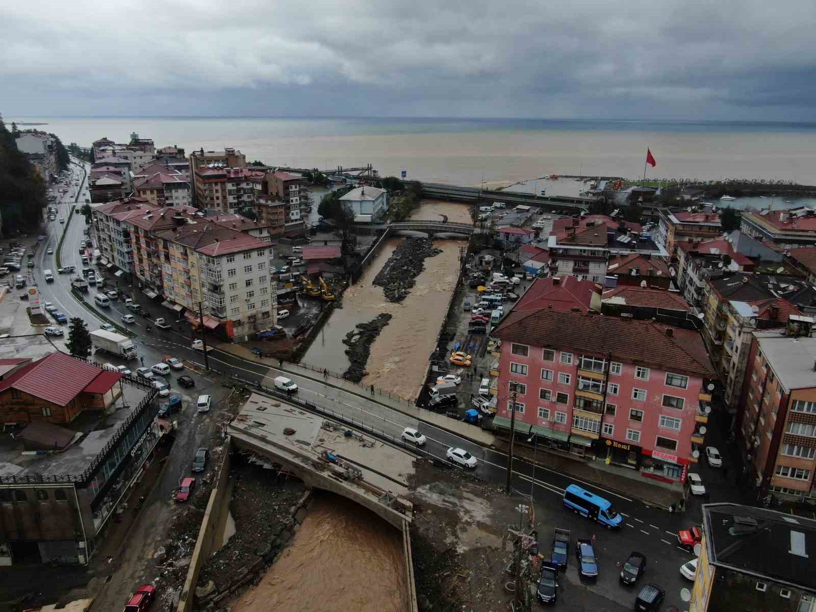 Rize’de Aşırı Yağışlar Deniz Rengini Değiştirdi