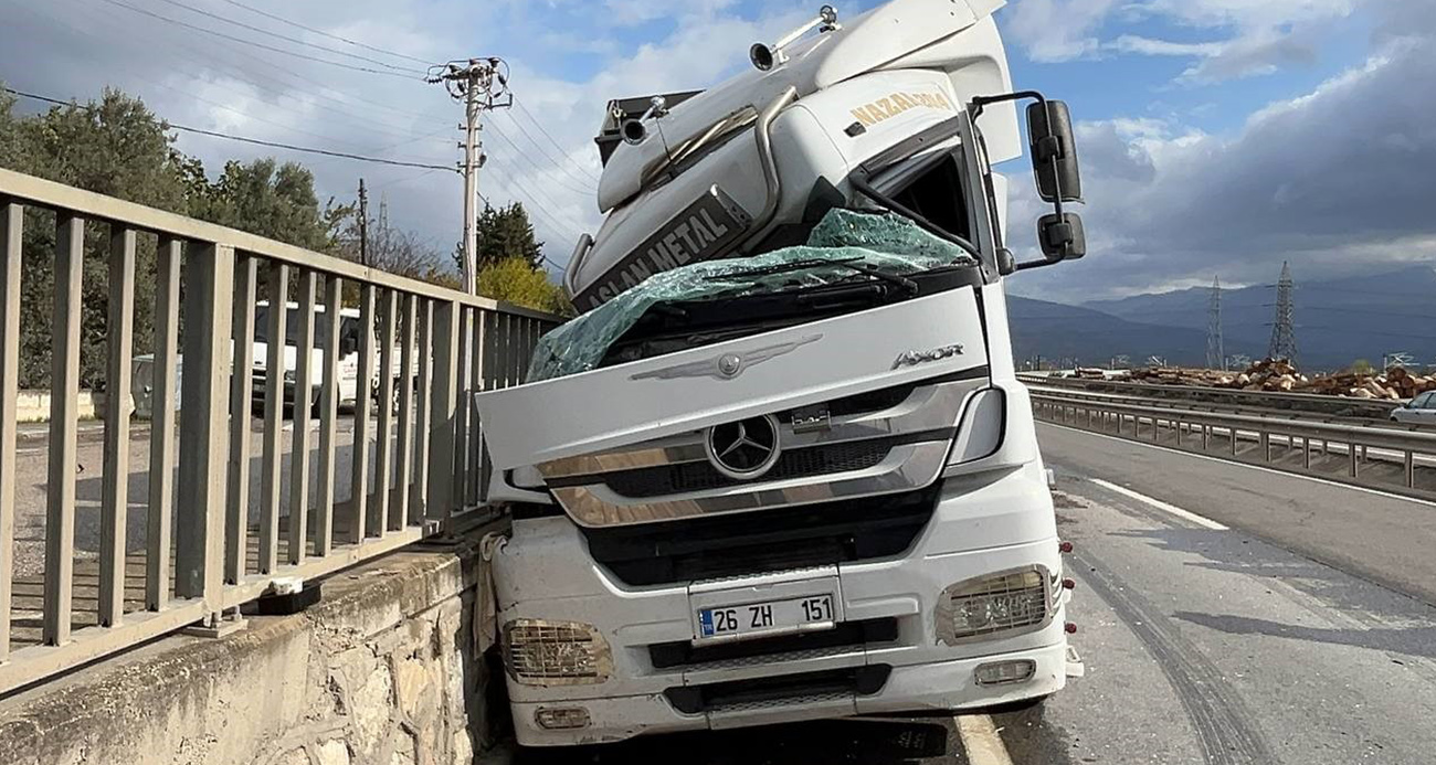 Sakarya Pamukova’da Trafik Kazası: Tır, Beton Bariyerlere Çarptı