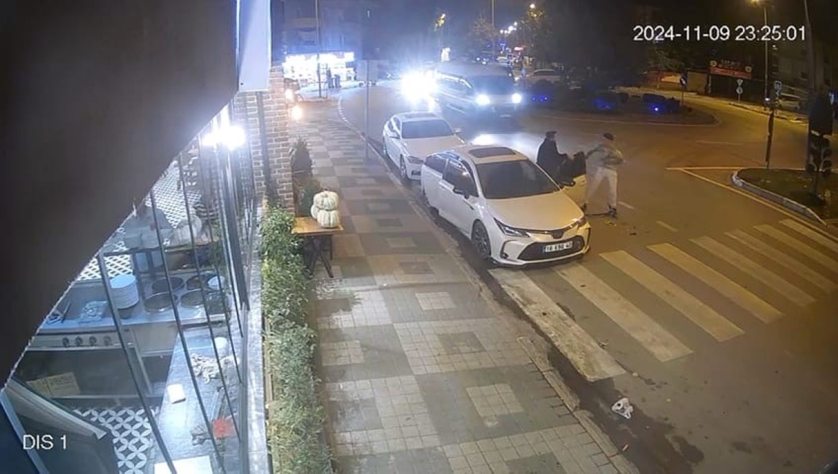 Scooter Kazası Güvenlik Kamerasında: Kapıya Çarpan Sürücü Yaralandı
