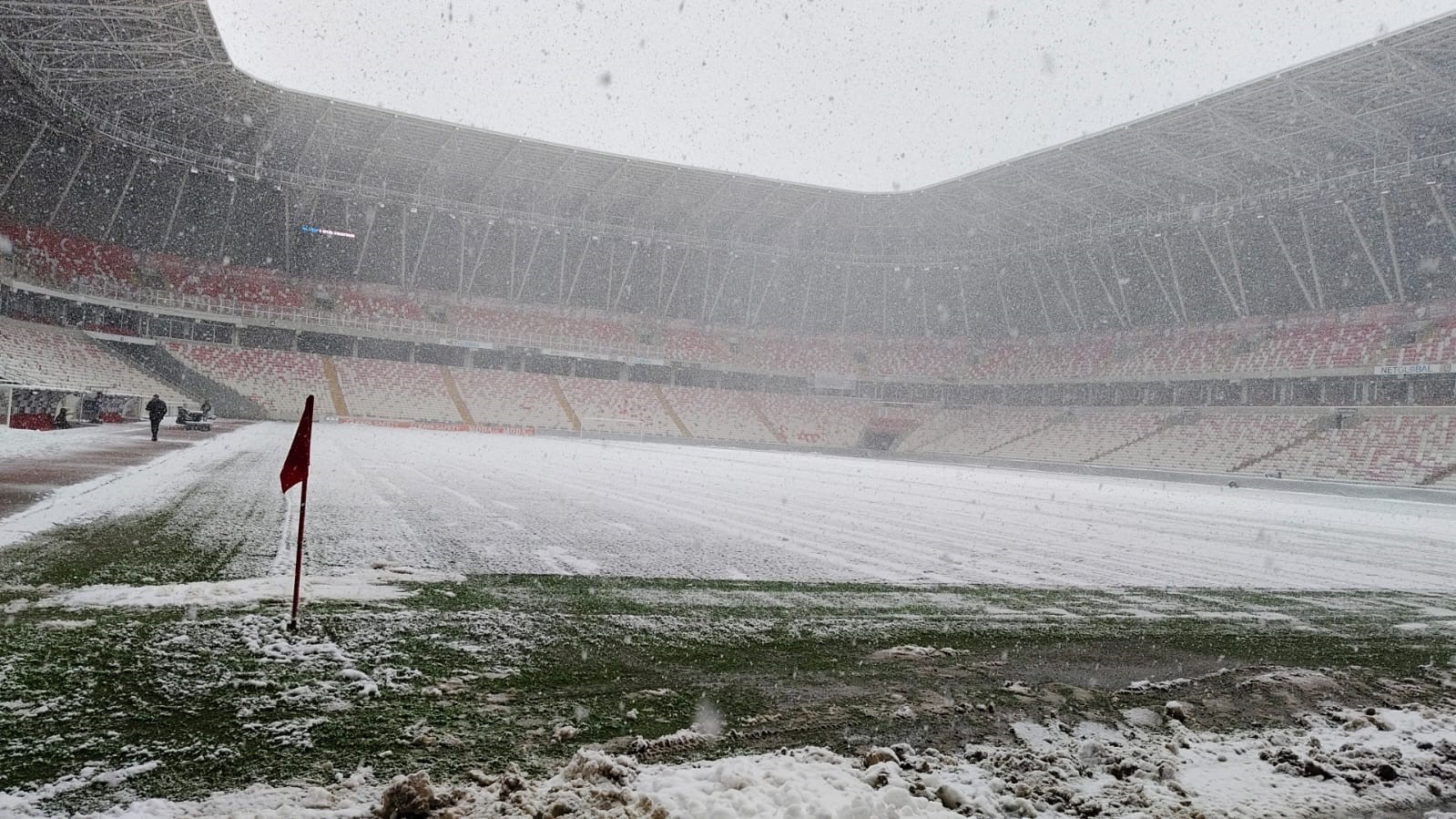 Sivas 4 Eylül Stadyumu Yoğun Kar Altında: Sivasspor-Kasımpaşa Maçı Tehlikede Mi?