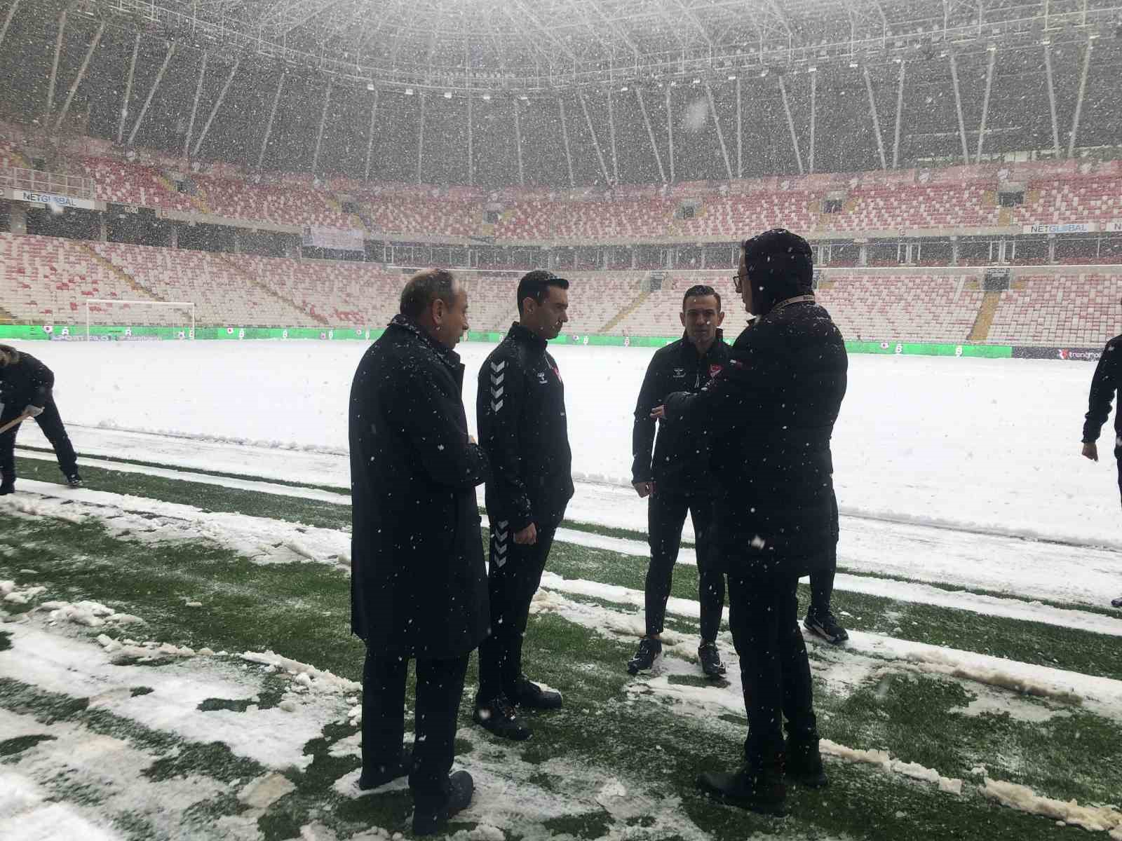 Sivasspor – Kasımpaşa Maçı Öncesi Zemin Kontrolü Yapıldı
