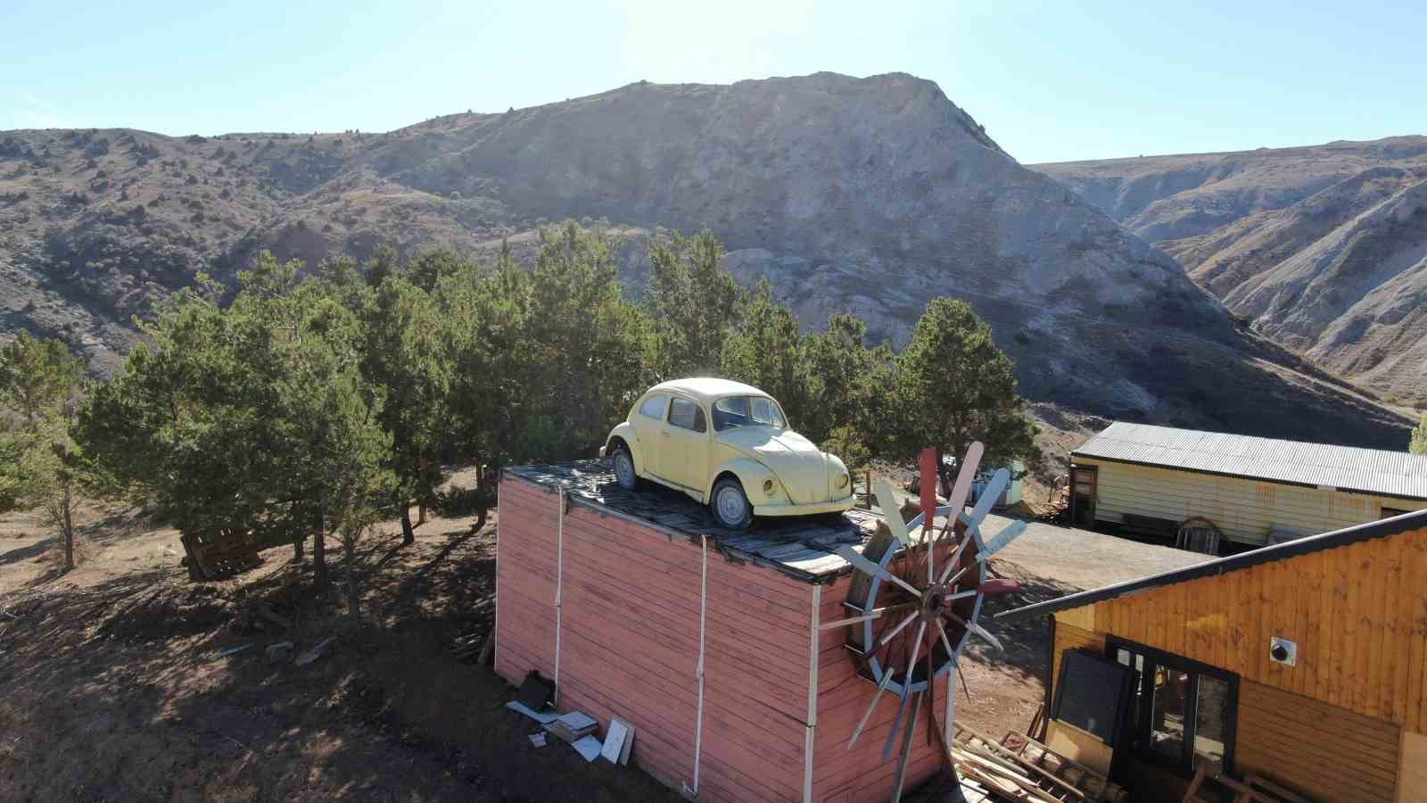 Sivas’ta Bir Nostalji Rüzgarı: Çatıda Tosbağa Otomobil