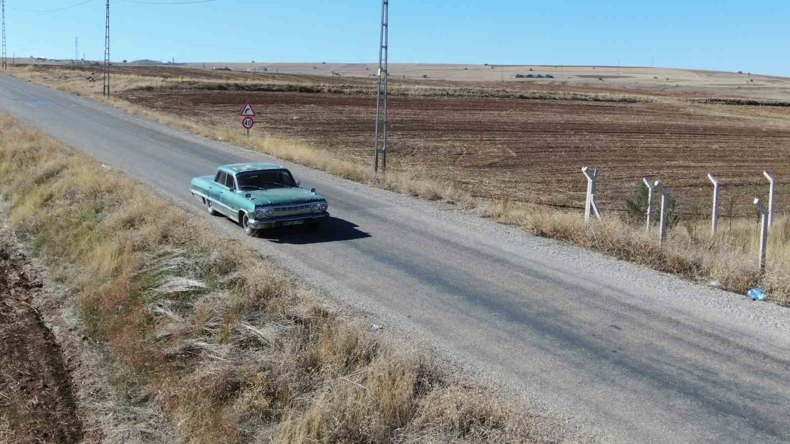 Sivas’ta Bir Otomobil Ustası, Antika Chevrolet’le Yolda Kalanlara Umut Oluyor