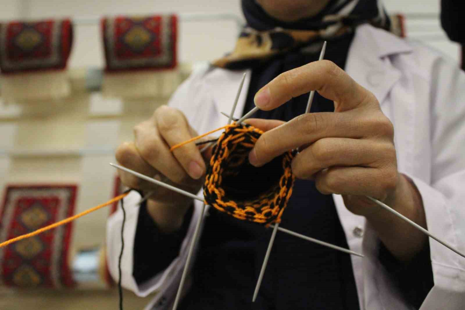 Sivas’ta El Örgüsü Yün Çoraplar Yeniden Popüler