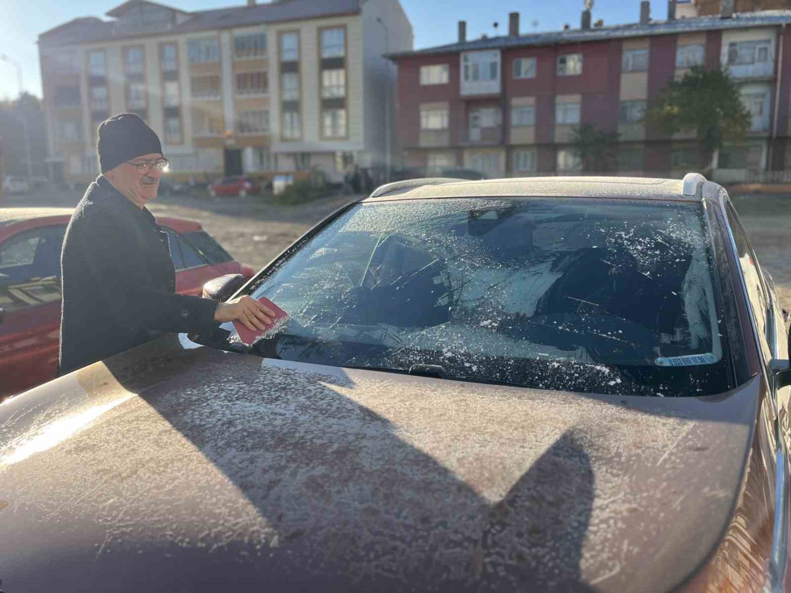 Sivas’ta Kış Çetin Geçiyor: Sabahları Buz Kazıma Mesaisi