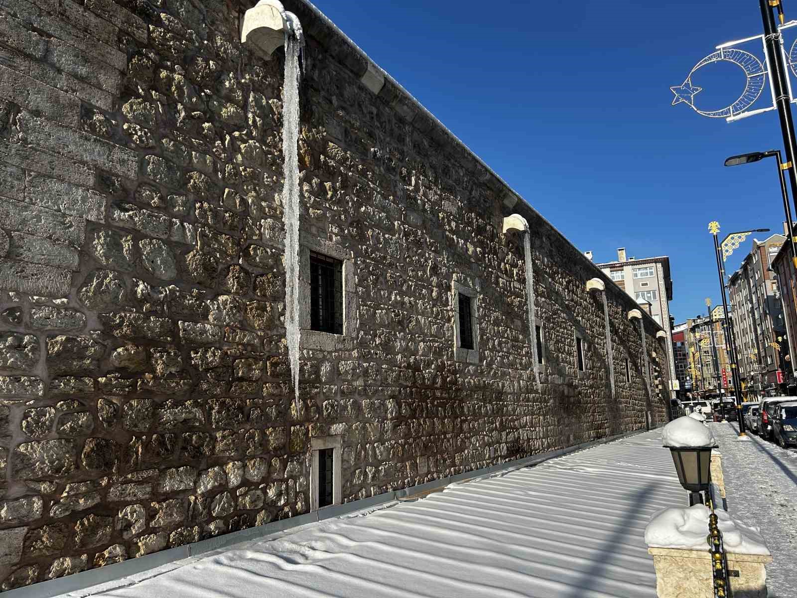 Sivas’ta Kış Mevsiminin Görkemli Misafiri: 3 Metrelik Buz Sarkıtları