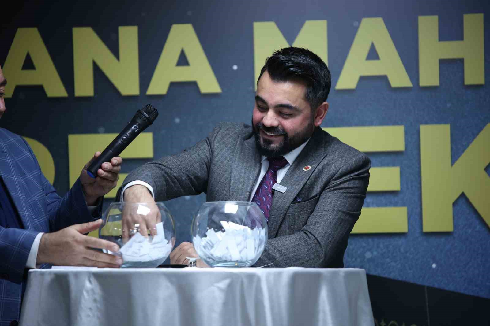 Sivas’ta Muhtarın Umre Vaadi Gerçek Oldu: 5 Şanslı Kişi Kura ile Belirlendi