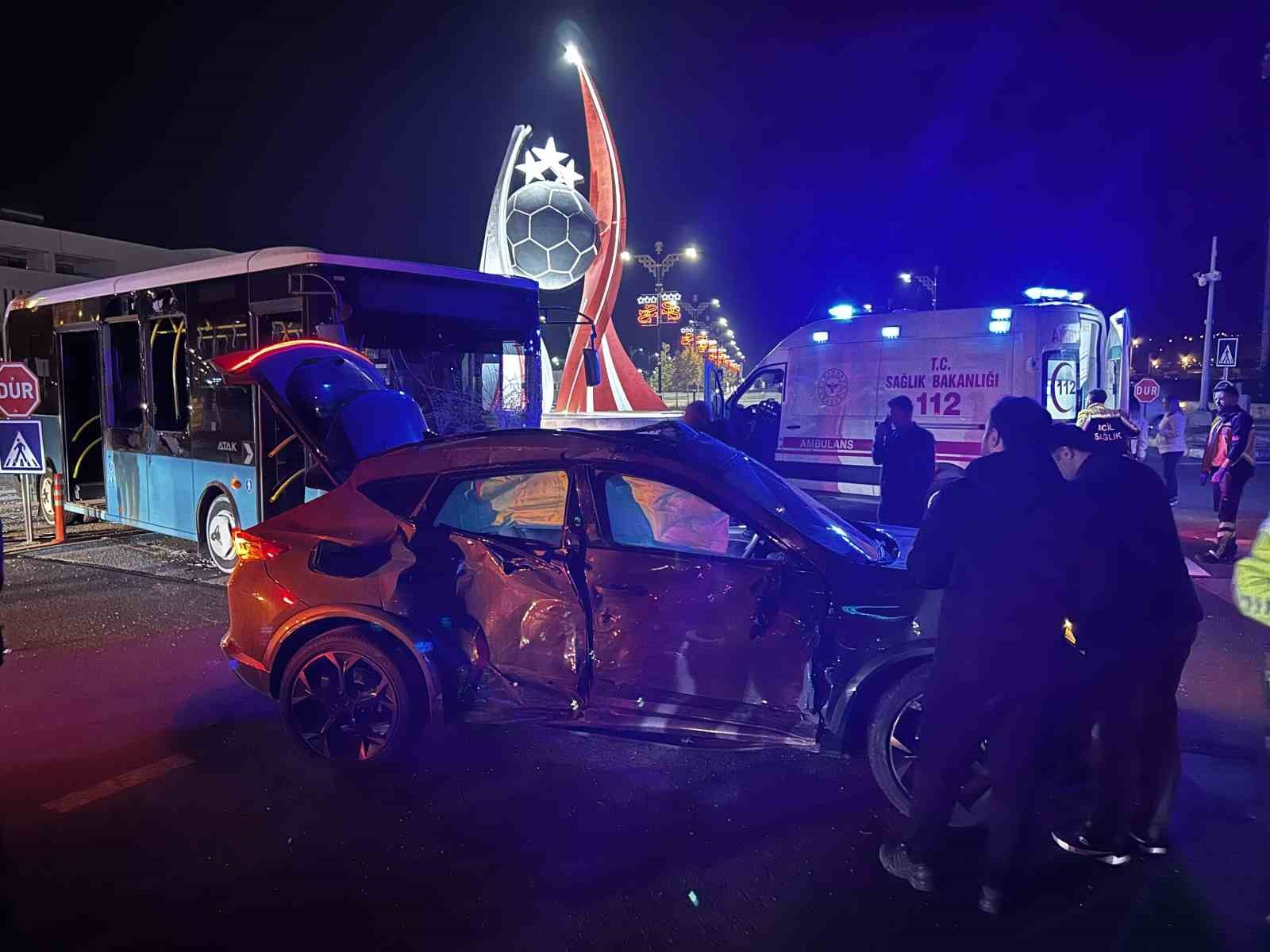 Sivas’ta Otomobil ve Halk Otobüsü Çarpıştı: 9 Yaralı