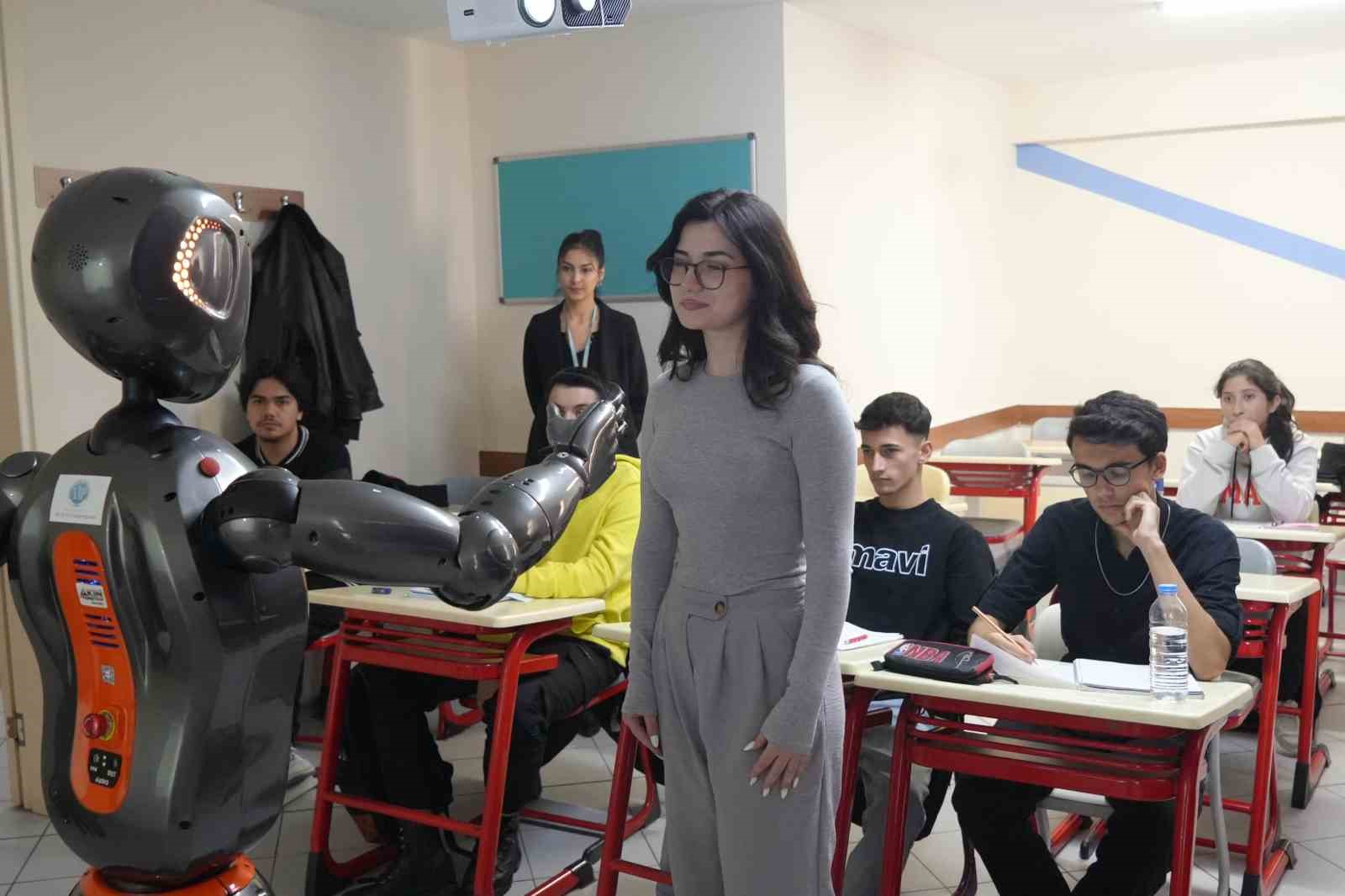 Türkiye’nin İlk İnsansı Yapay Zekalı Robot Öğretmeni Ada, Göreve Başladı