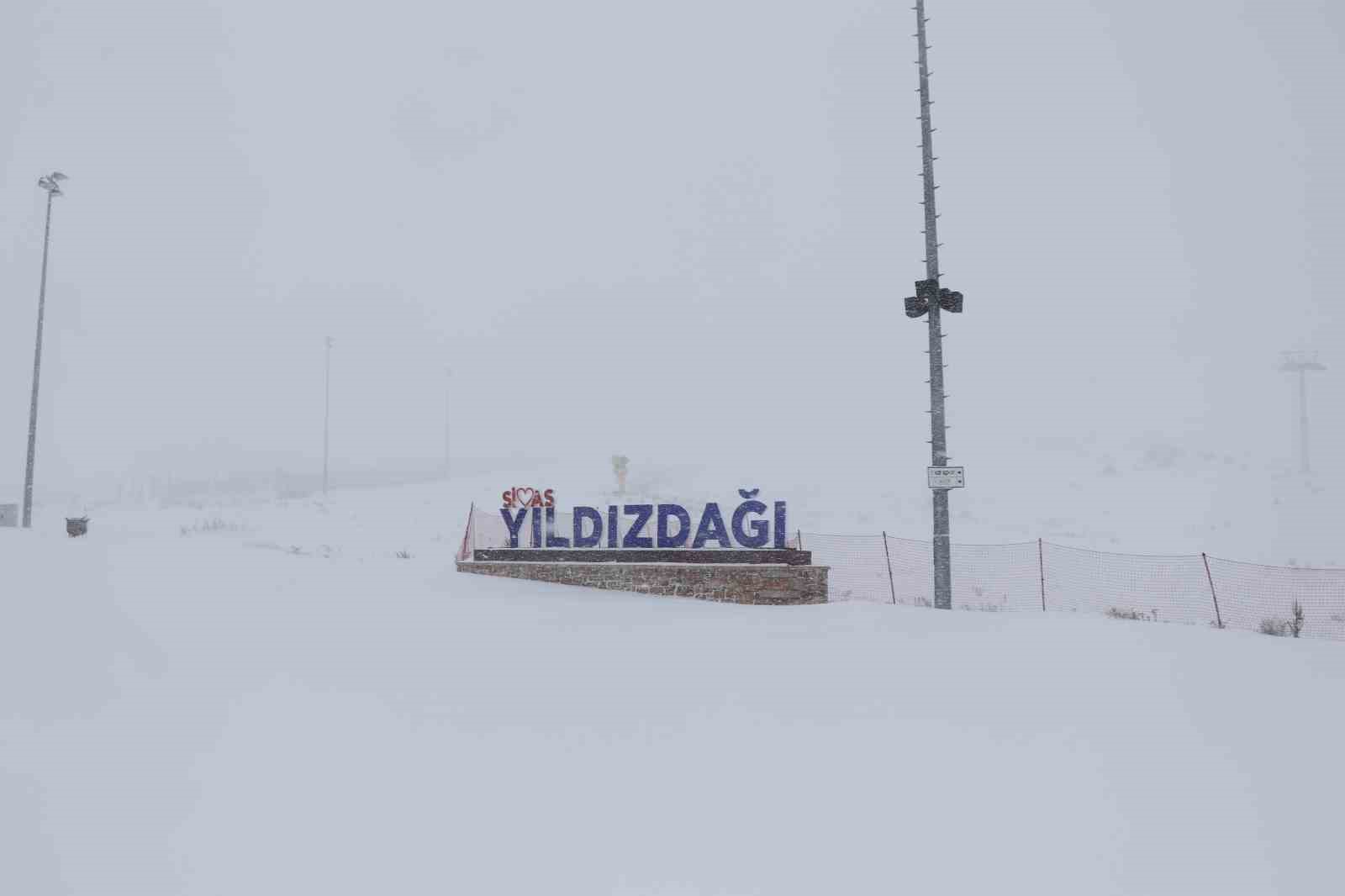 Yıldız Dağı Kayak Merkezi Sezonu Açtı: Kar Kalınlığı 10 Santimetreye Ulaştı