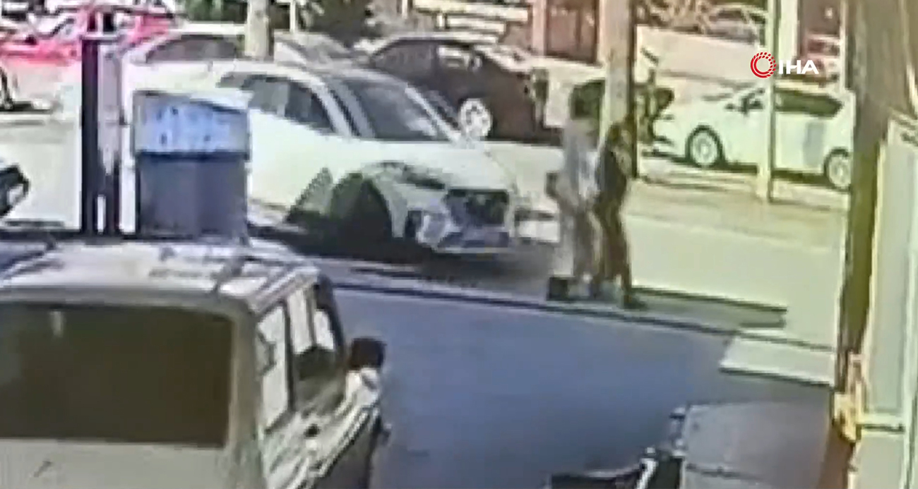 Adana Kozan’da Kaldırımda Yürüyen Kadına Araba Çarptı