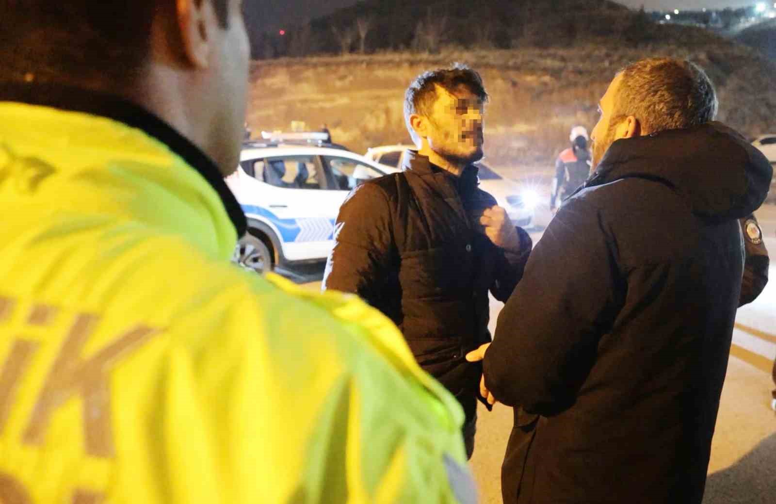 Aksaray’da Trafik Denetiminde Gergin Anlar: Sürücünün Yakını Polisle Tartıştı