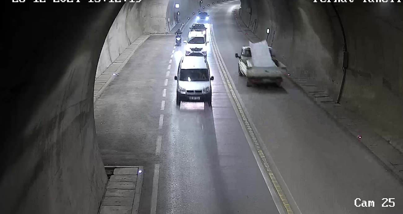 Amasya’da Trafik Kazası: Kamyonetten Uçan Levha Motosikletliyi Devirdi