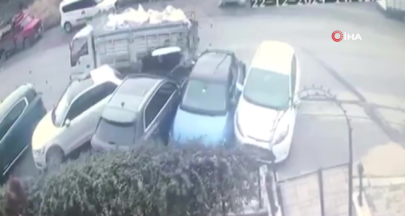 Ankara’da Kontrolden Çıkan Hafriyat Kamyonu 11 Arabayı Devirdi