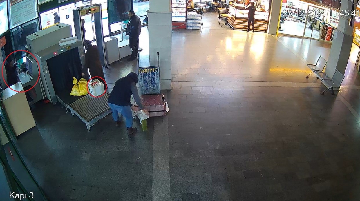 Antalya Otogarında X-ray Cihazında Fark Edilen Maymun Koliye Gizlenmiş