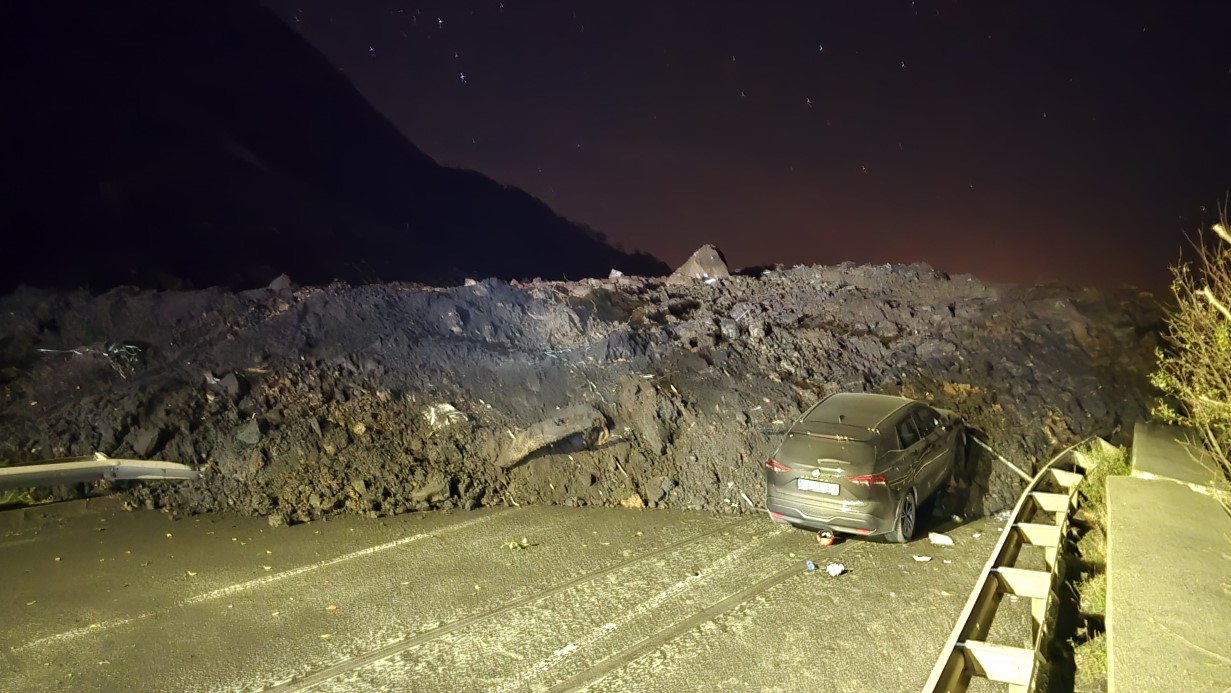 Artvin Arhavi’de Büyük Heyelan: Karadeniz Sahil Yolu Kapandı