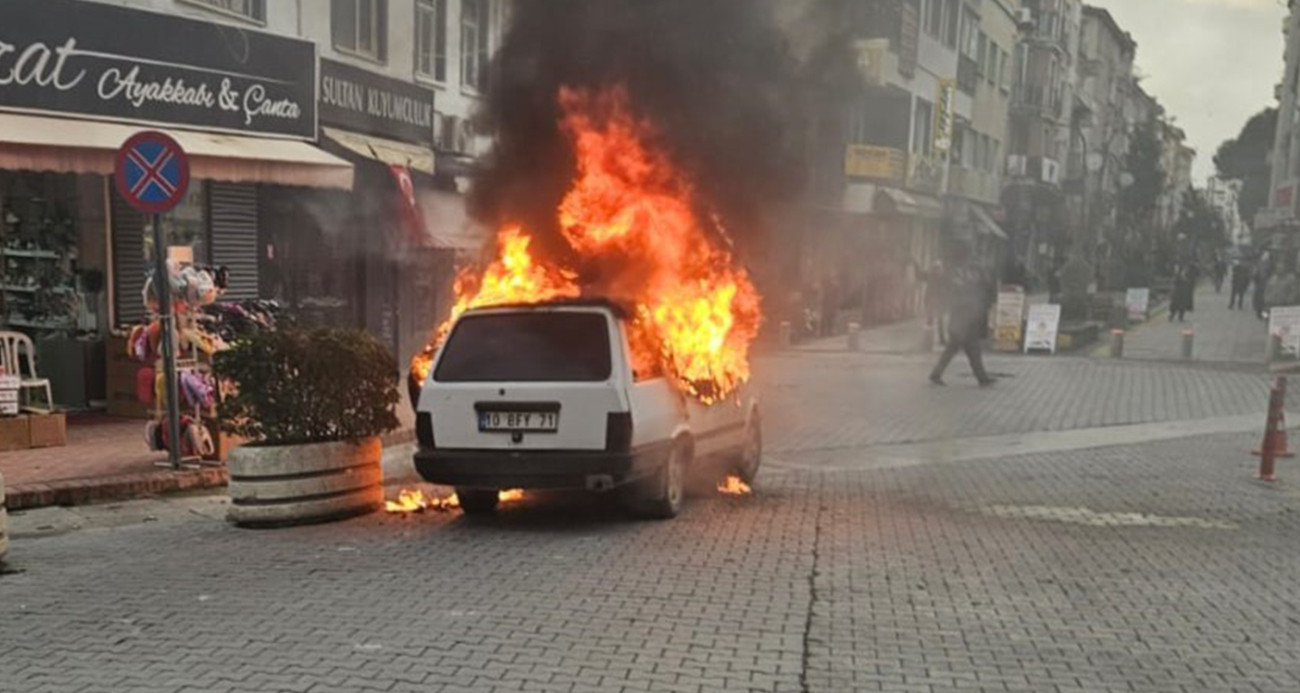 Balıkesir Burhaniye’de Parkta Yanan Otomobil Paniğe Neden Oldu