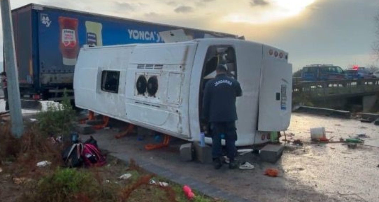 Balıkesir’de Ciddi Trafik Kazası: Okul Servisi ve Tır Çarpıştı, 8 Öğrenci Ağır Yaralı