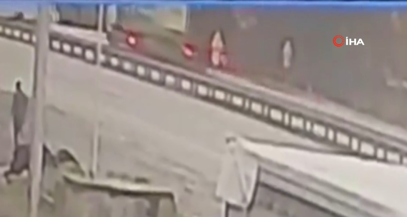 Balıkesir’de Öğrenci Servisini İlgilendiren Trafik Kazası Güvenlik Kamerasında