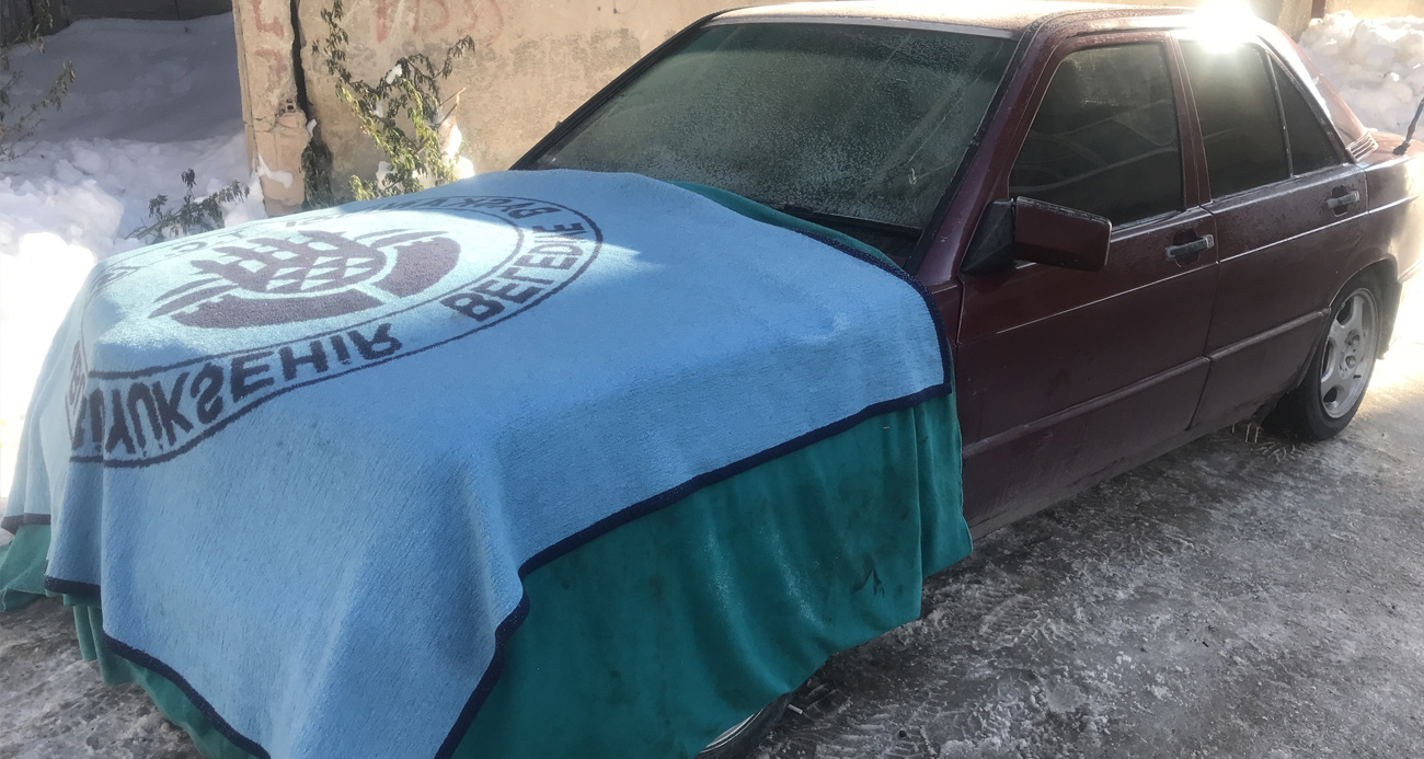 Bayburt’ta Kışın Zorlukları: Araçlar Battaniye ve Halıyla Koruma Altında