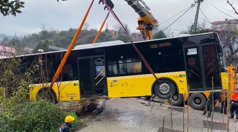 Beykoz’da Park Halindeki İETT Otobüsü Ev Bahçesine Yuvarlandı