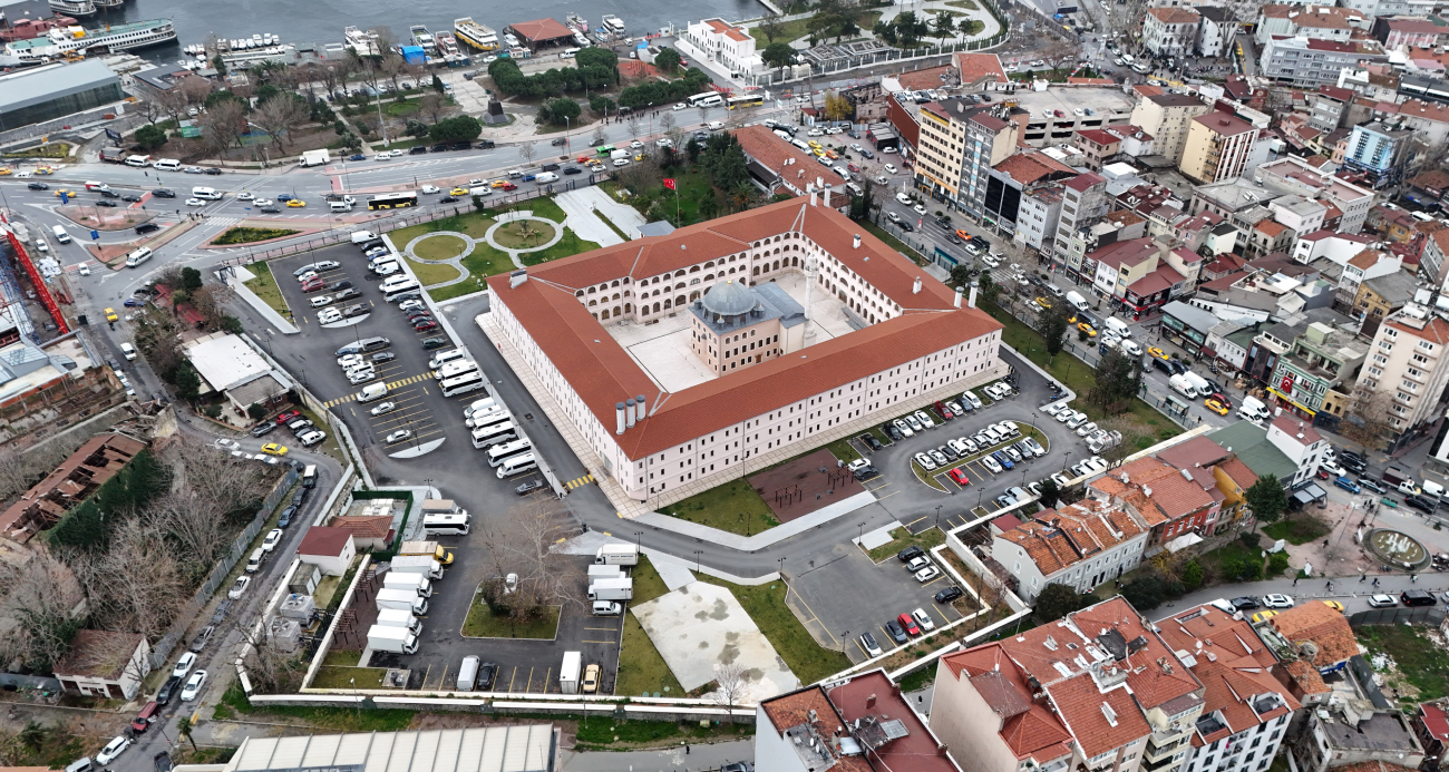 Beyoğlu’ndaki İSPARK Otoparkı Çatlayan Kolonlar Sebebiyle Boşaltıldı