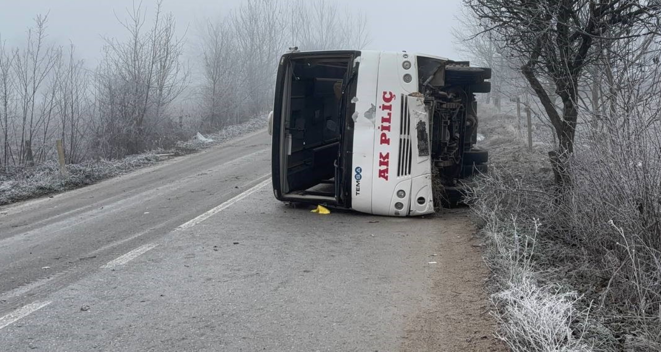 Bolu’da İşçi Servisi Buzlanma Sonucu Devrildi: 9 Yaralı
