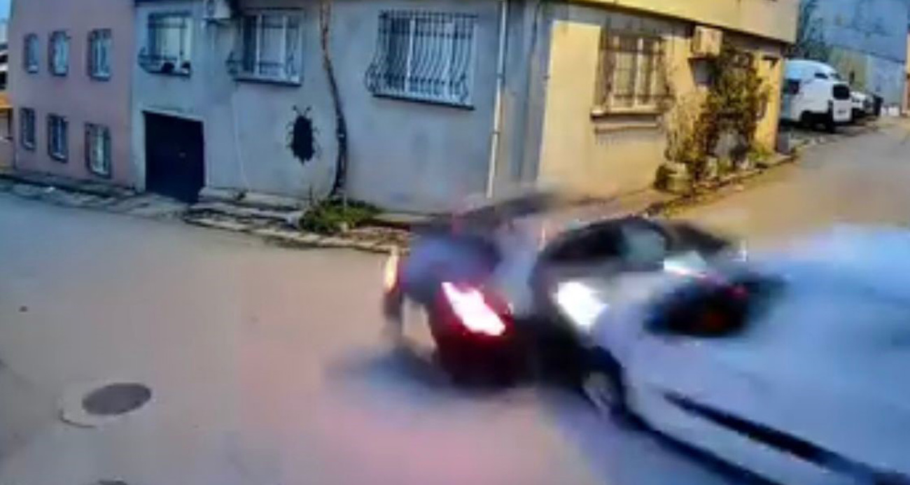 Bursa Osmangazi’de Ara Sokakta Korkutan Çarpışma