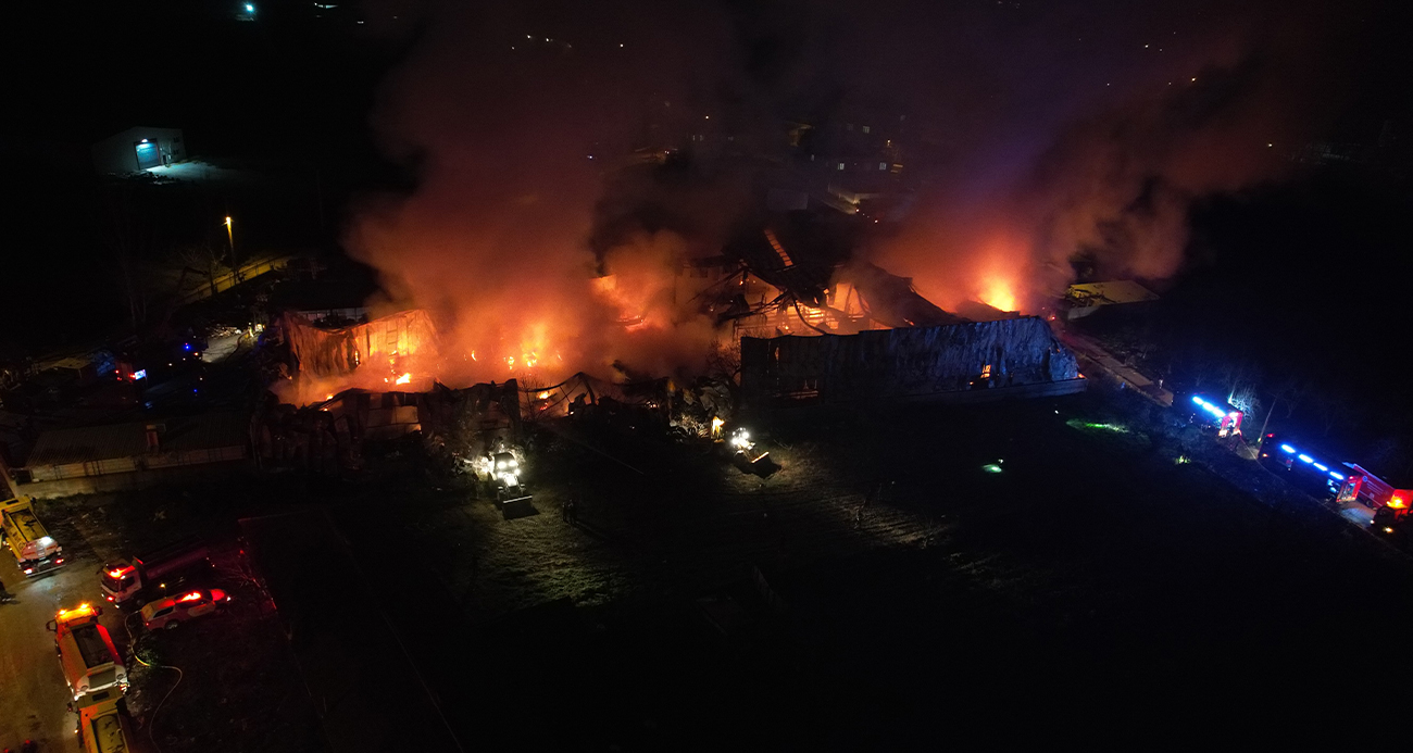 Bursa Yıldırım’da Depo Yangını Geceyi Aydınlattı