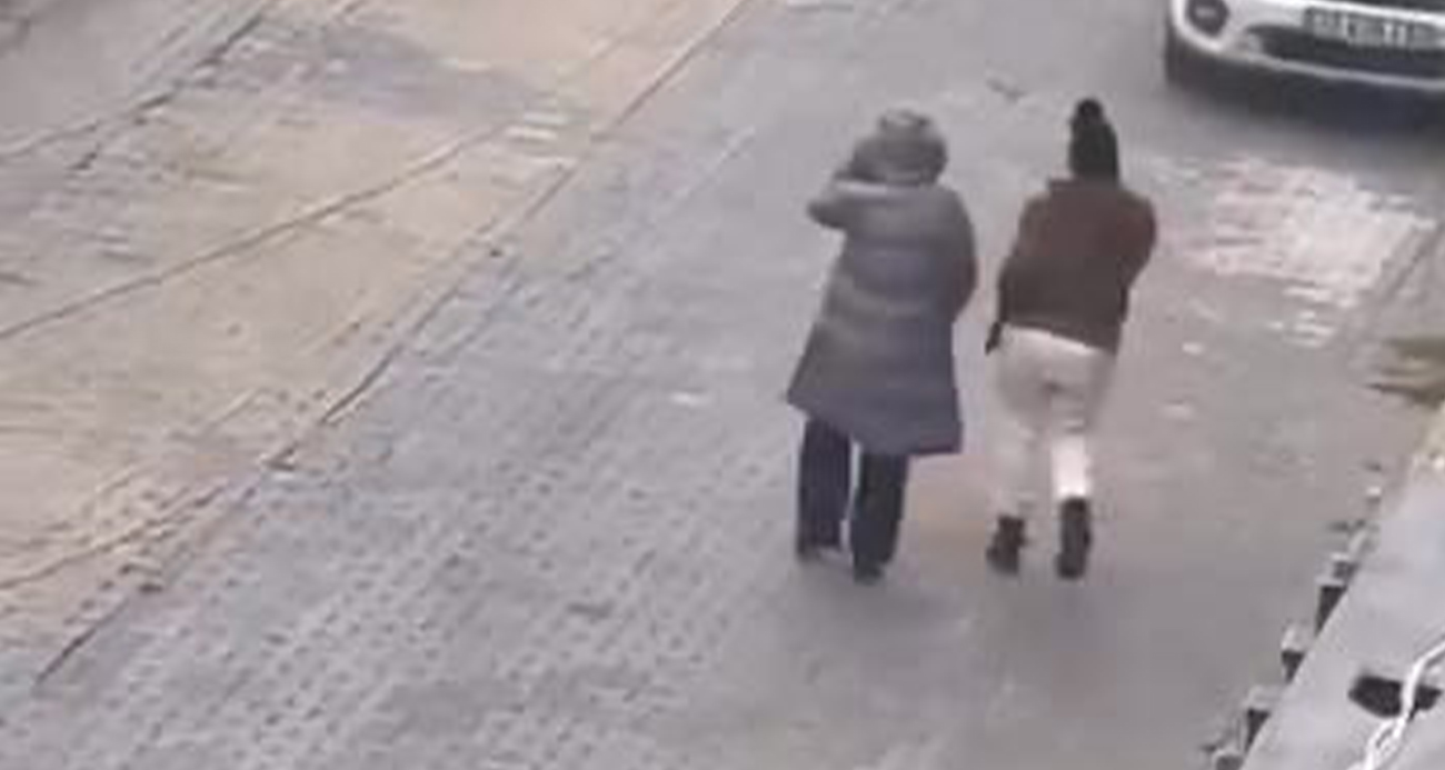 Bursa’da Kredi Kartıyla Hırsızlık Yapan İki Kadın Yakayı Ele Verdi