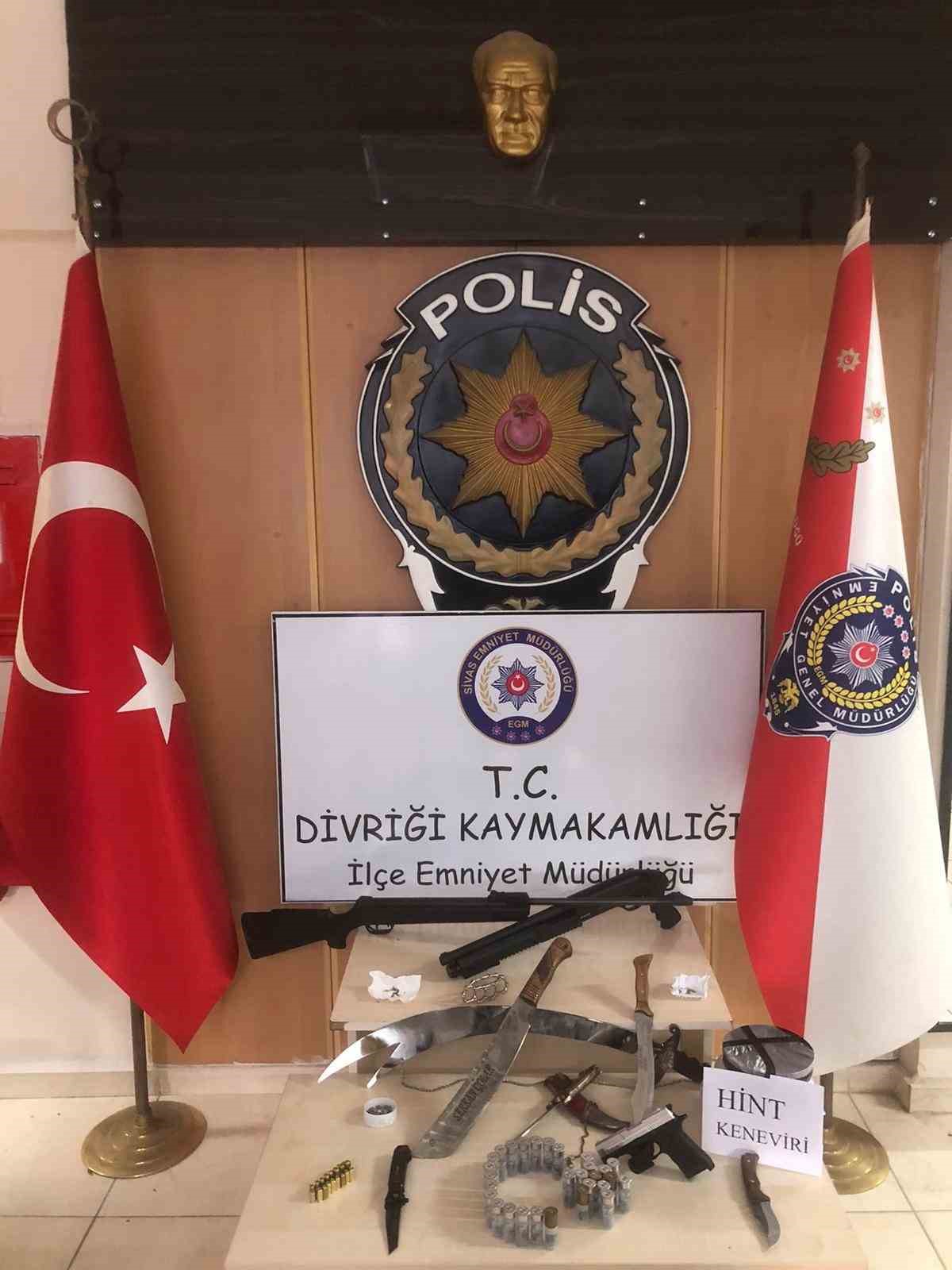 Divriği’de Polis Baskını: Cephanelik Gibi Evden Silah ve Kenevir Ele Geçirildi