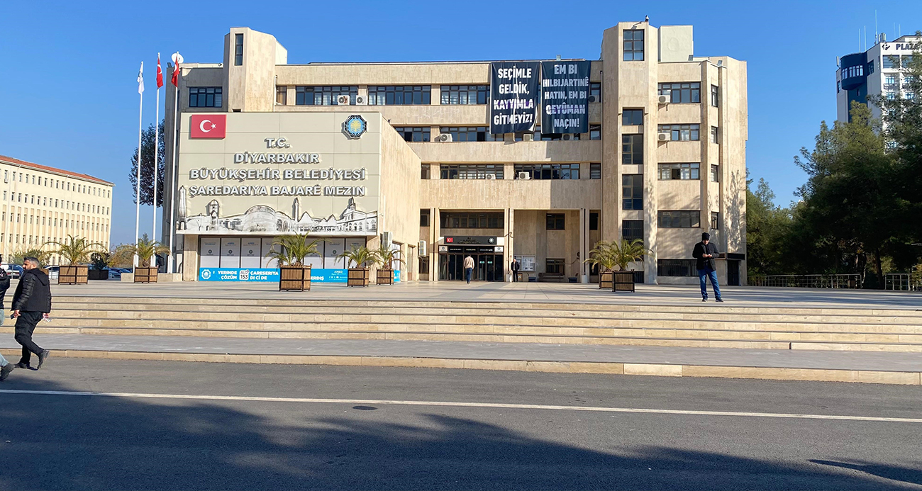 Diyarbakır Büyükşehir Belediyesi’nde İşten Çıkarmalar ve Yeni Alımlar Tartışma Konusu Oldu