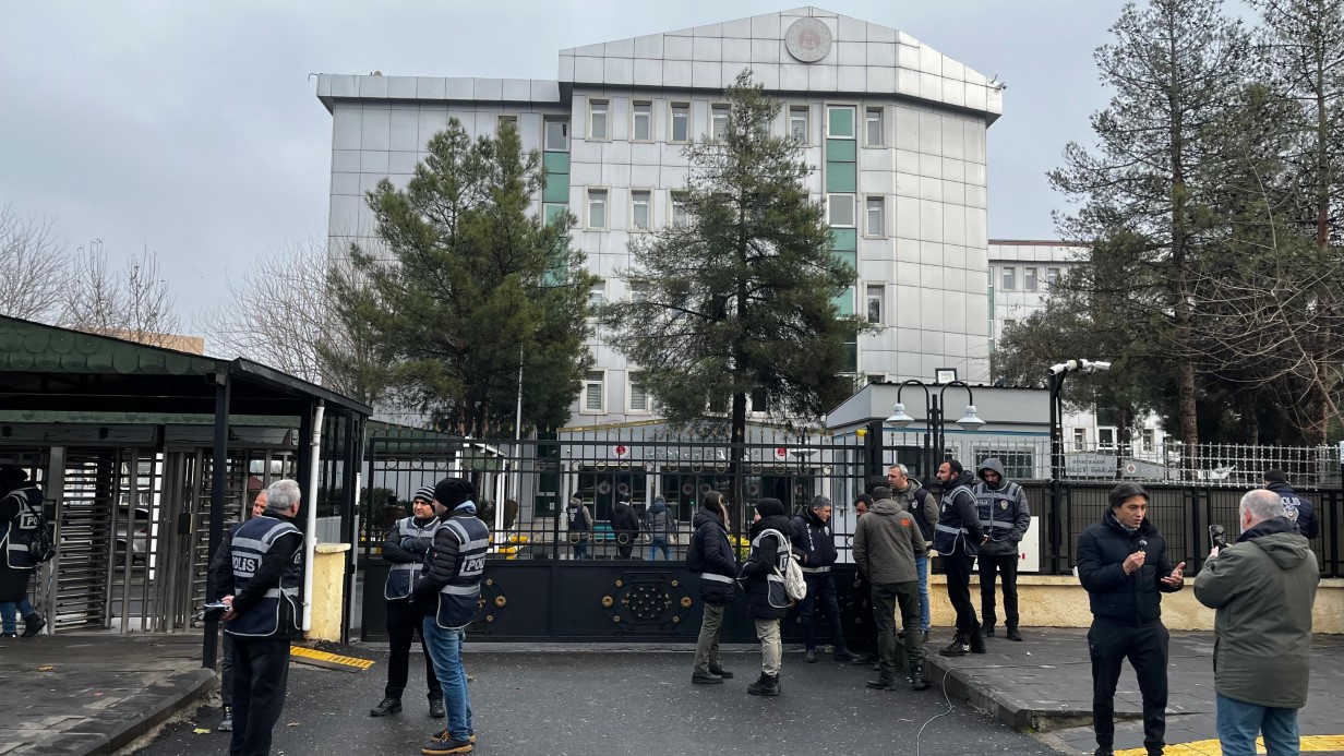 Diyarbakır’da Narin Davasında Gergin Anlar: Mahkeme Başkanından Uyarı